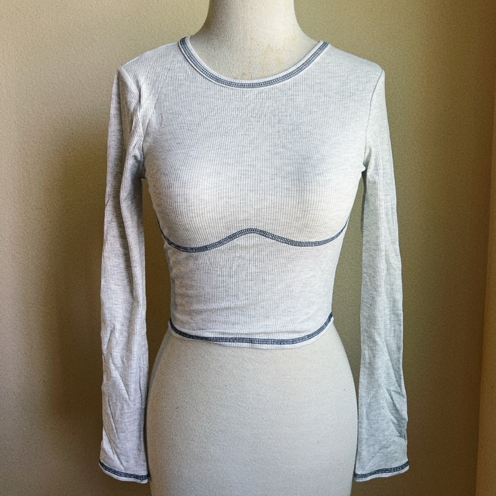 Bozzolo Light Gray Ribbed Long-Sleeve Crop Top with Contrast Stitching